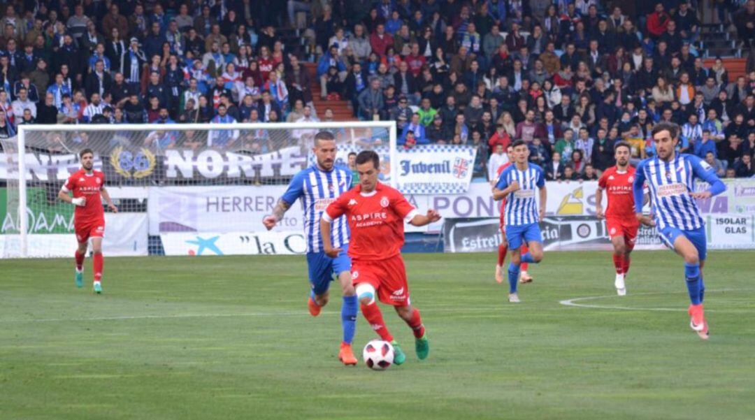 Enekop Capilla conduce el balón persegudo por Sielva y Jorge García