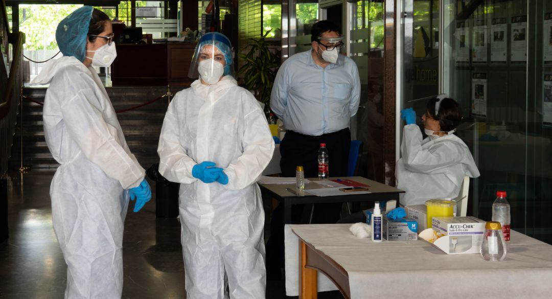 Pruebas de anticuerpos de detección del coronavirus COVID-19  que el colegio de Médicos de Sevilla está realizando a sus miembros. 