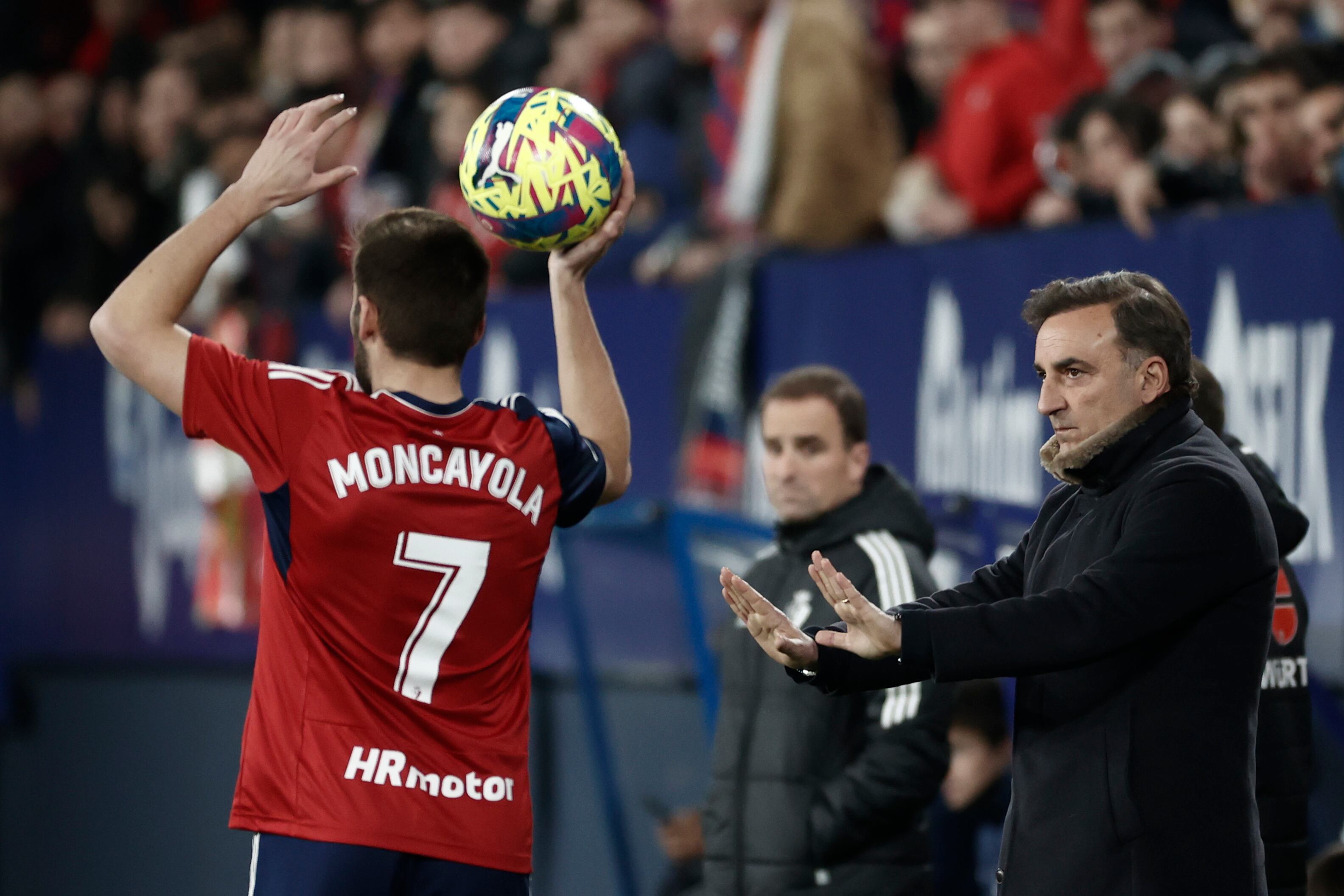 PAMPLONA, 03/03/2023.- El entrenador del Celta, Carlos Carvalhal (d), y el lateral de Osasuna Jon Moncayola durante el partido de Liga en Primera División que CA Osasuna y Celta de Vigo disputan este lunes en el estadio de El Sadar, en Pamplona. EFE/Jesús Diges
