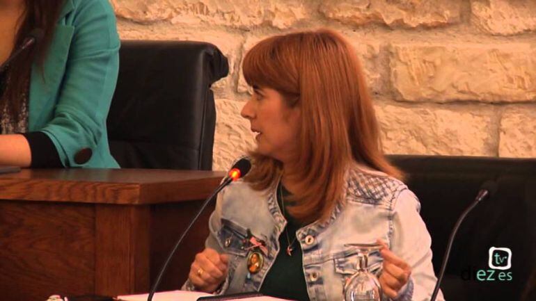 Toni Olivares, alcaldesa de Úbeda, en un pleno municipal