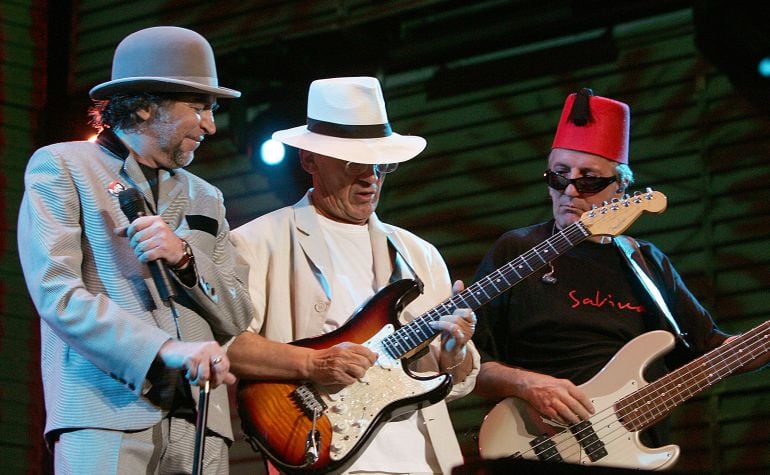 Joaquín Sabina, durante un concierto en la plaza de toros de Las Ventas, en Madrid en septiembre de 2006, junto a Antonio García de Diego y Pancho Varona.