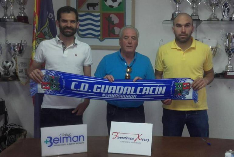 Luis Castillo y Diego Galiano junto al presidente del club Manolo Jiménez