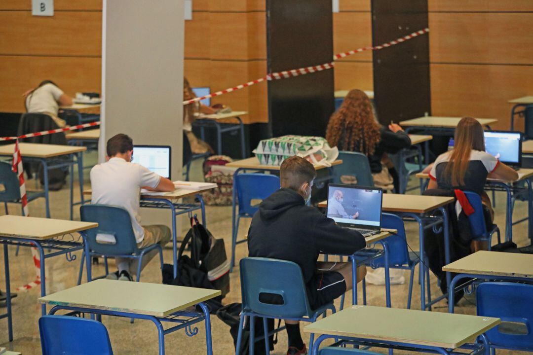 Alumnos atienden desde su ordenador clases virtuales impartidas en el Colegio Ábaco, en Madrid.