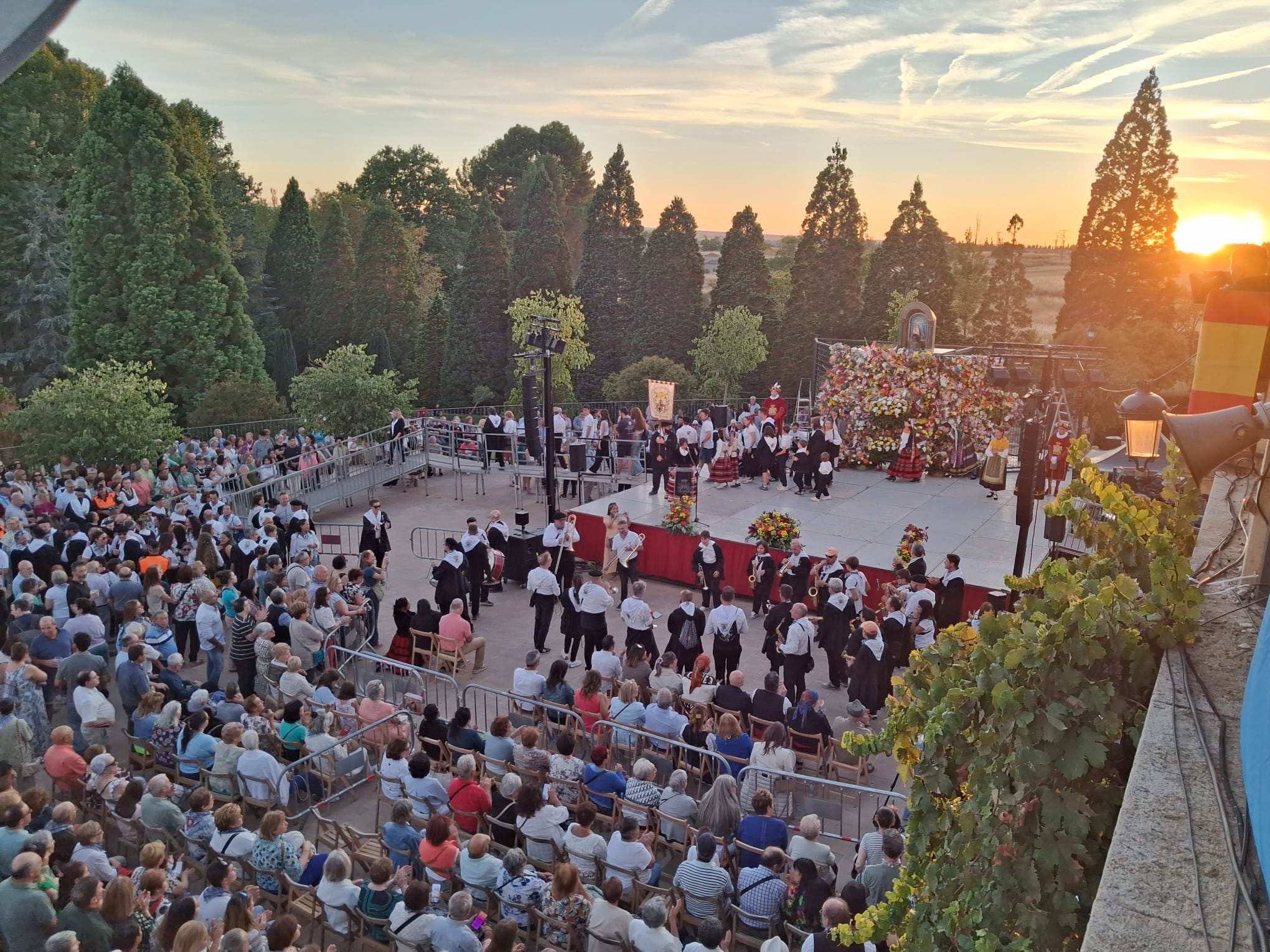 Ofrenda de flores a la Virgen de las Viñas