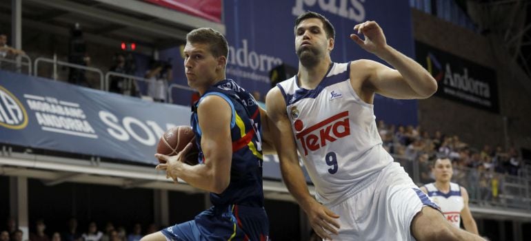 Felipe Reyes defiende a David Walker