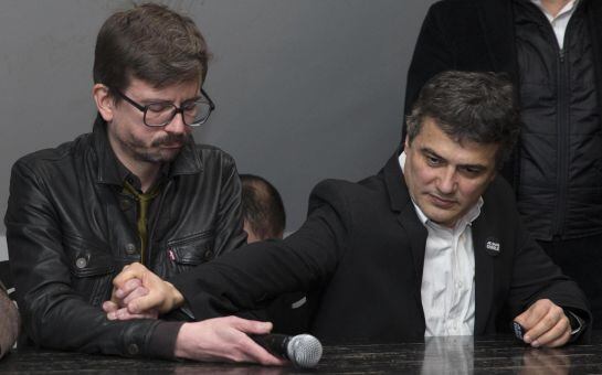 Patrick Pelloux le da la mano al dibujante Luz en la rueda de prensa de &#039;Charlie Hebdo&#039;.