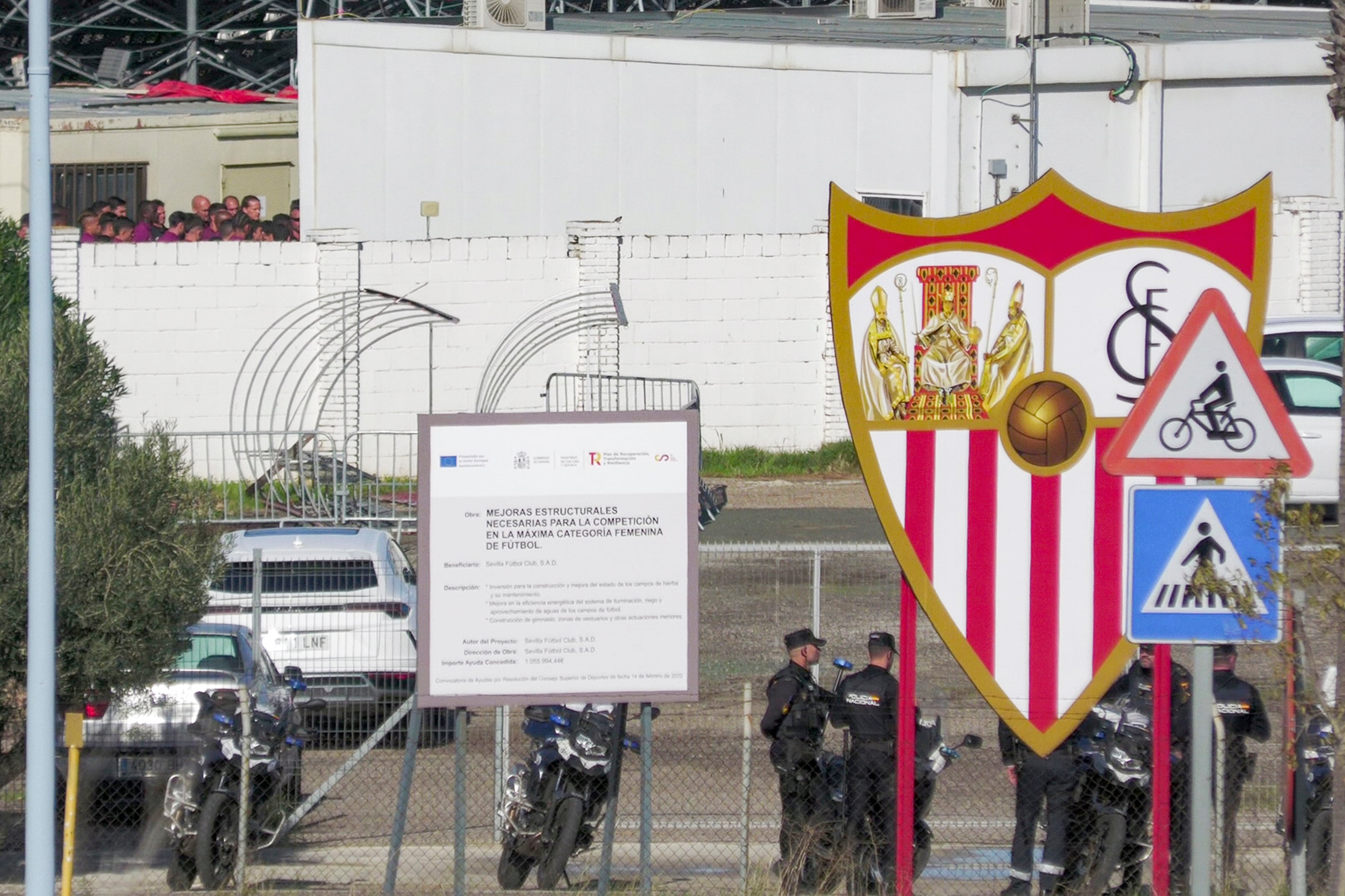 GRAFAND6470. SEVILLA, 10/11/2023.- Una representación de Biris Norte, grupo de aficionados radicales del Sevilla, se presentó este viernes en la Ciudad Deportiva del club, dos días antes del derbi contra el Betis, para reclamar hablar con los jugadores, con quienes finalmente pudieron conversar en un encuentro de unos cinco minutos en el que también estuvieron los técnicos del equipo.EFE/David Arjona
