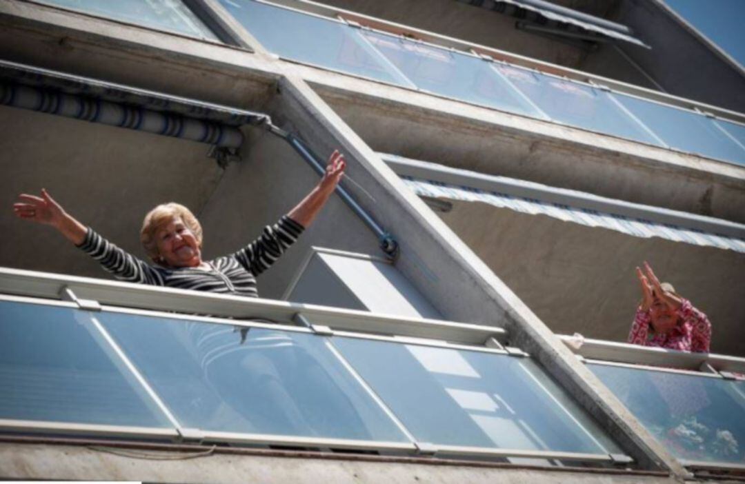 Residentes saludan durante el confinamiento