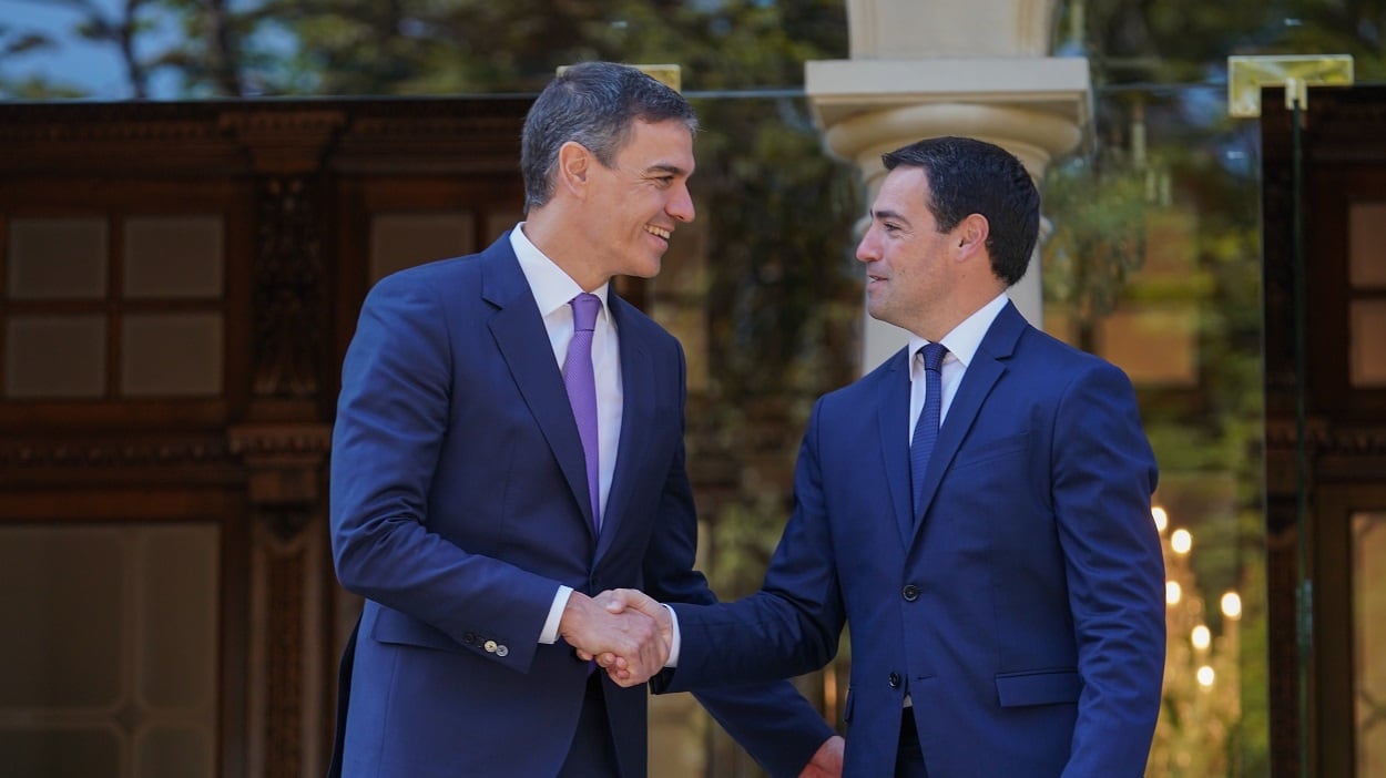 El presidente del Gobierno, Pedro Sánchez, es recibido por el lehendakari, Imanol Pradales, a su llegada a una reunión en el Palacio de Ajuria Enea (Imagen de archivo).