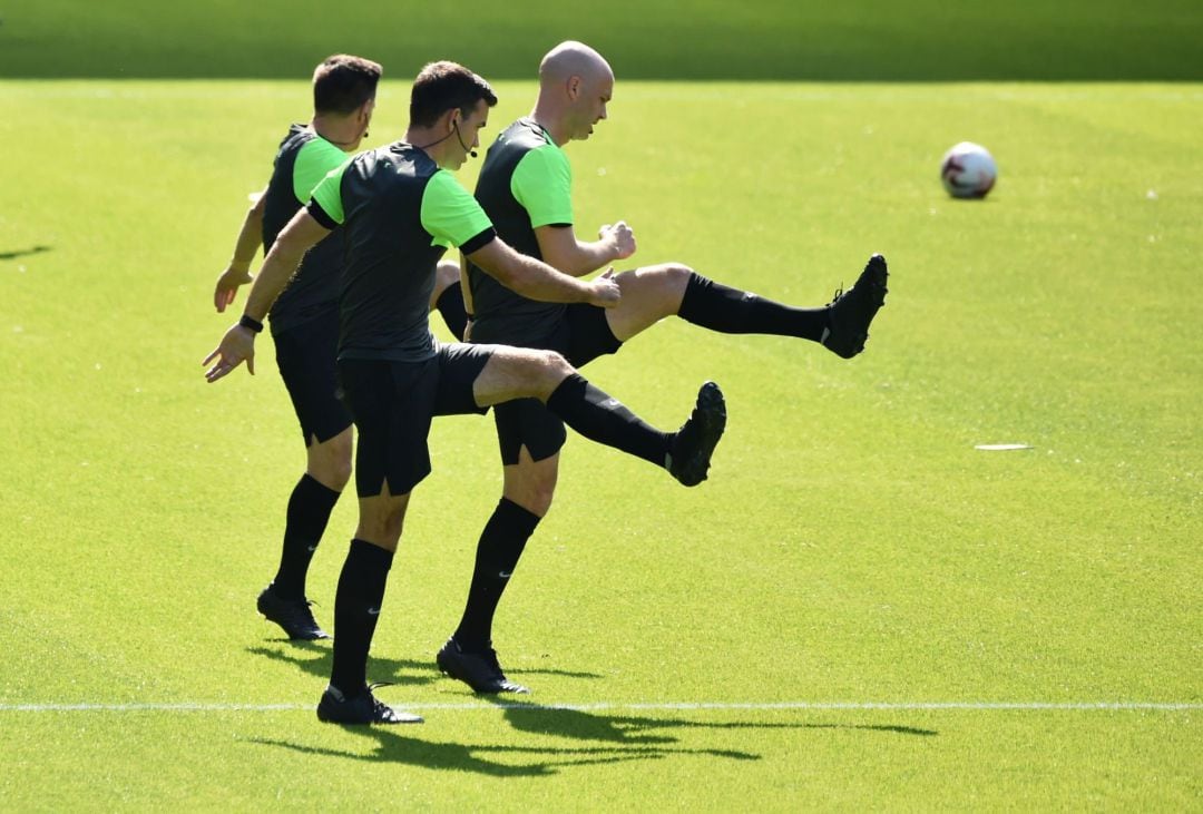 Soccer Football - Premier League - West Bromwich Albion v Leicester City - Anthony Taylor, en el calentamiento previo al WBA-Leicester, último partido que ha pitado el colegiado inglés.