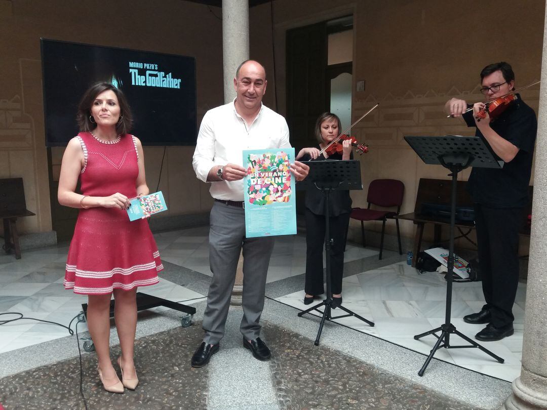 La diputada de cultura, Sara Dueñas y el presidente en funciones, Miguel Ángel de Vicente presentan el programa &#039;Un verano de cine&#039;