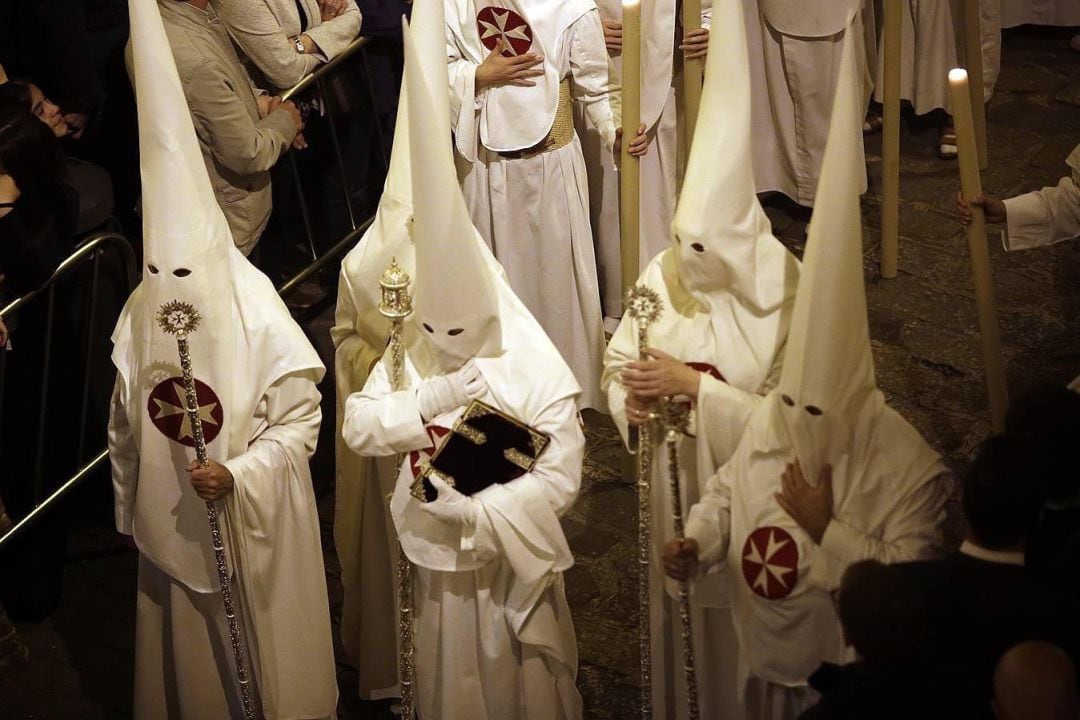 Nazarenos de la Amargura en su salida procesional de un Domingo de Ramos