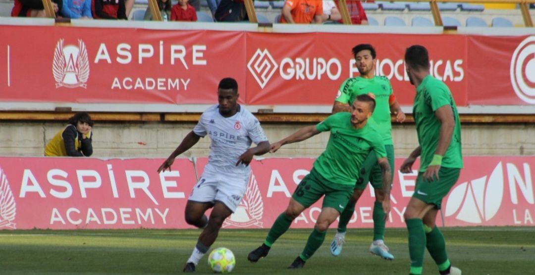 Kawaya, perseguido por los defensas del cuadro burgalés