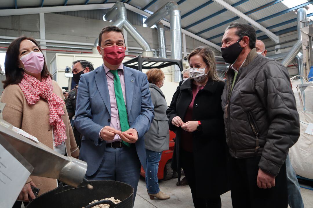 La alcaldesa de Alcázar de San Juan, Rosa Melchor, el consejero de Agricultura, Francisco Martinez Arroyo, la directora general de Alimentación, Elena Escobar y el presidente de la SAT Ecopistacho, Félix Arias