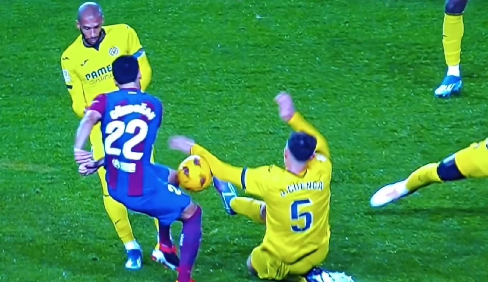 La jugada polémica del partido entre el Barça y el Villarreal: İlkay Gündoğan golpea el esférico y este rebota en el brazo de Jorge Cuenca