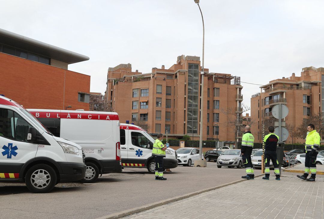 Personal de ambulancias frente al Hospital valenciano de Arnau de VIlanova de Valencia, uno de los centros públicos valencianos de referencia para el tratamiento de los pacientes afectados por coronavirus y donde se registró el primer fallecido en España, muerto el 13 de febrero pero localizado tras un segundo análisis el 3 de marzo.