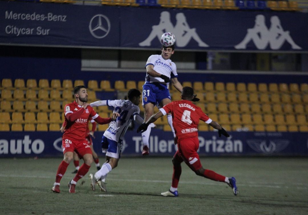 Azón remata de cabeza un centro puesto desde la banda izquierda