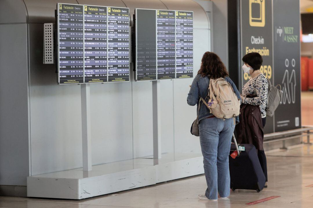 Dos personas en la terminal T4 del Aeropuerto Adolfo Suárez - Madrid Barajas