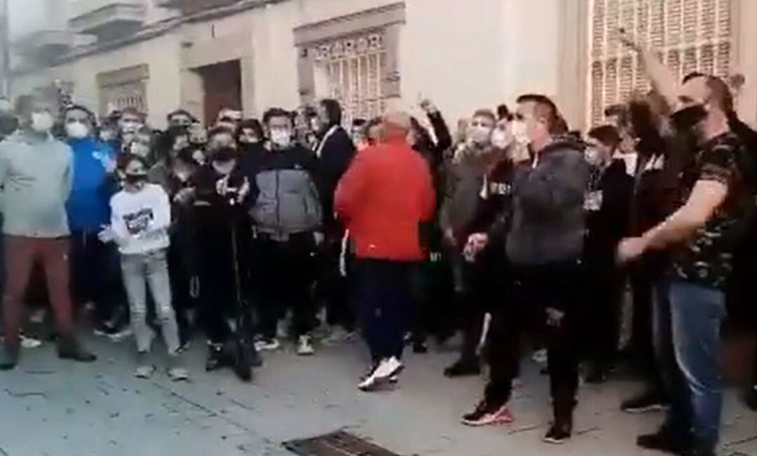 Vecinos de Linares manifestándose contra la agresión de los policías a un hombre.