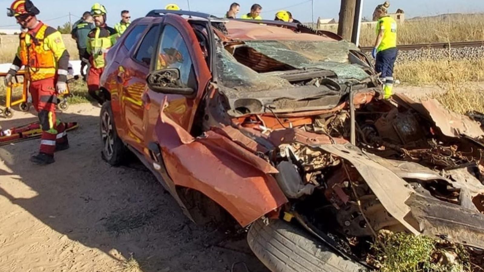 Imagen del estado en el que ha quedado el vehículo que ha colisionado con el tren, a su paso por la provincia de Toledo