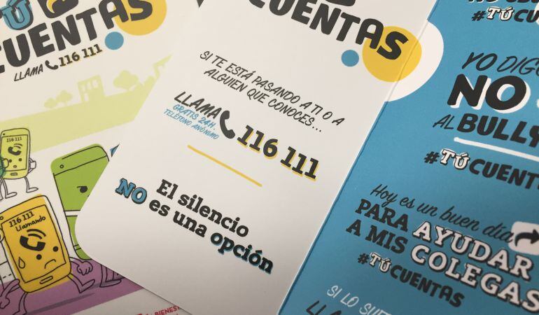 Los dípticos que se reparten, en forma de móviles o tablets, dentro de la campaña contra el acoso