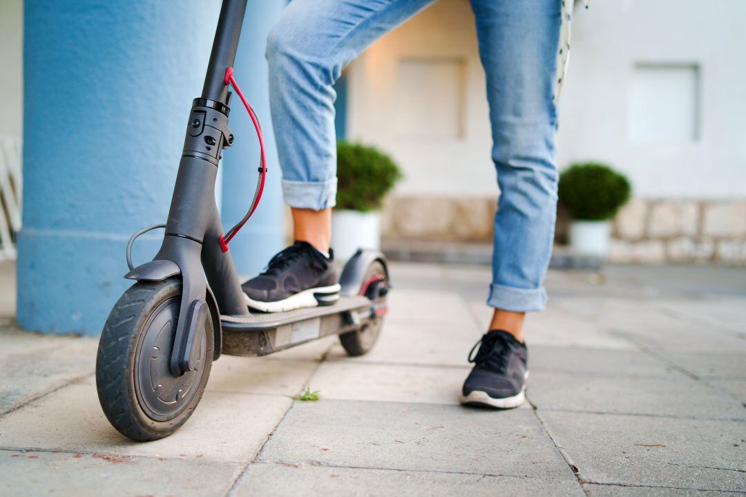 Un ciudadano con un patinete eléctrico. 