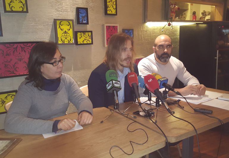 Pablo Fernández (en el centro) ha criticado la utilidad de las Cortes en Castilla y León