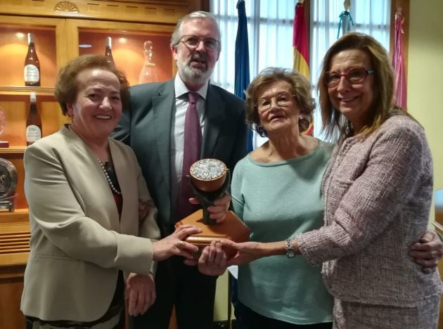 Isabel y Pilar, voluntarias durante 60 años de Manos Unidas, junto al presidenta Pelayo Dorado e Isabel Quintanilla