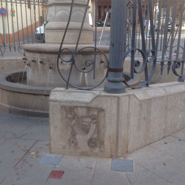 Imagen de la font de Borriol, tras la retirada de la placa en la que figuraba el nombre del expresidente de la Diputación, Carlos Fabra, condenado a 4 años de prisión por delitos fiscales