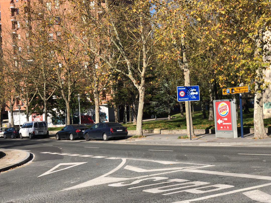 Una señal avisa en Iturritxu de la zona 30 y la presencia de radar