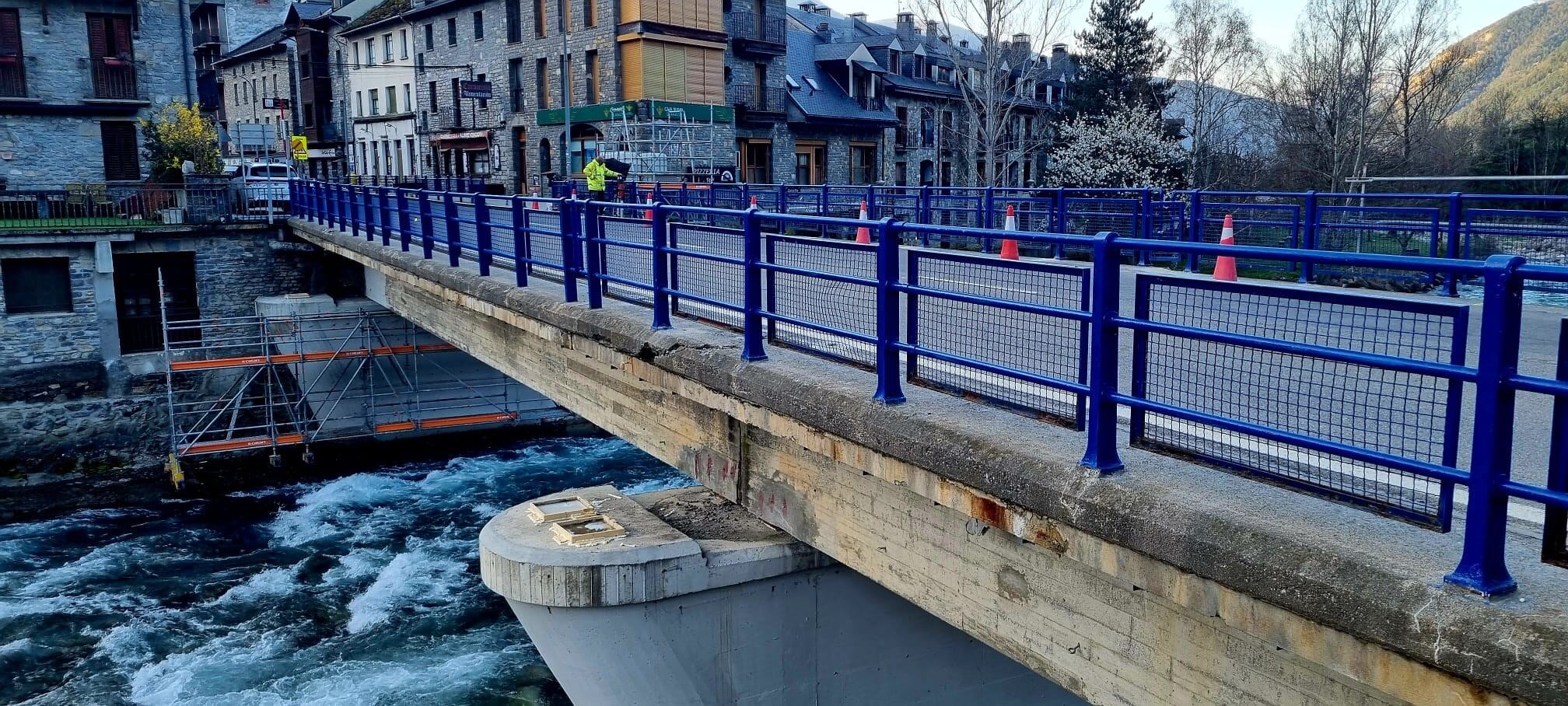 Obras en el puente sobre el río Ara