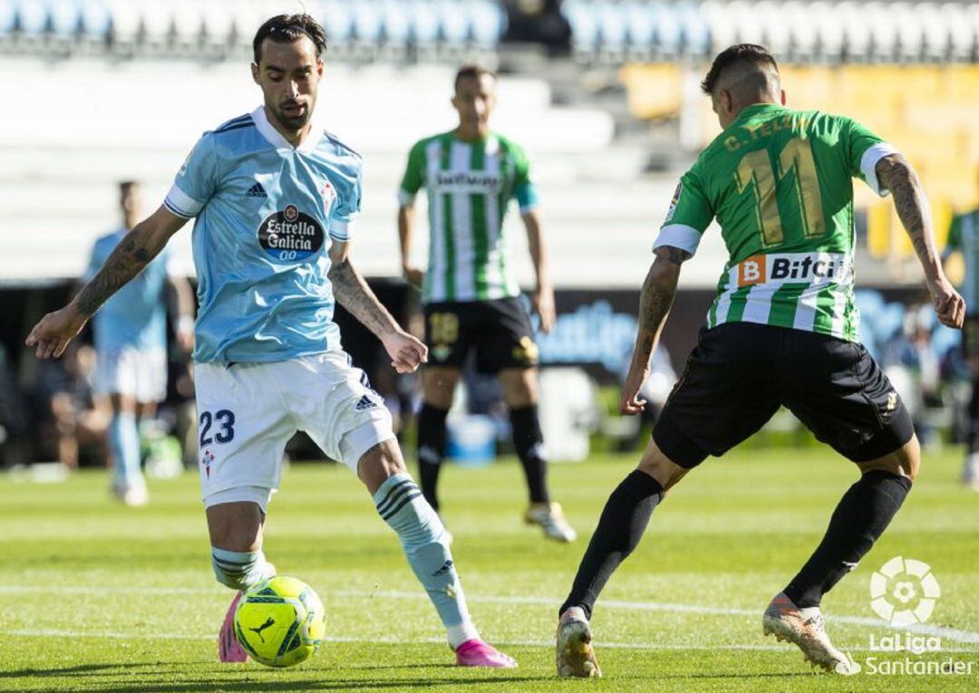 Brais Méndez conduce la pelota ante la presión de Tello.