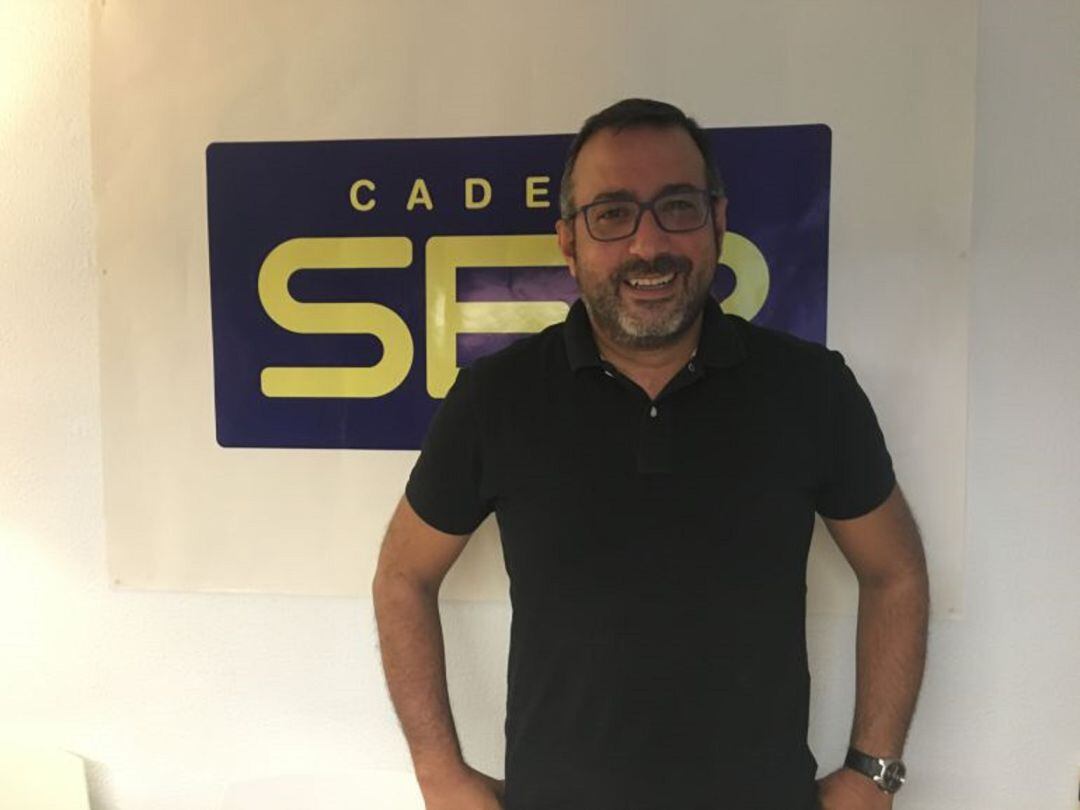 Amat en una visita a Radio Elda Cadena SER