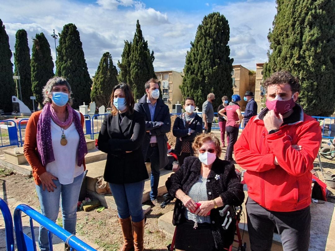 Varias personas contemplan los trabajos de exhumación en la fosa X del Cementerio de Alicante