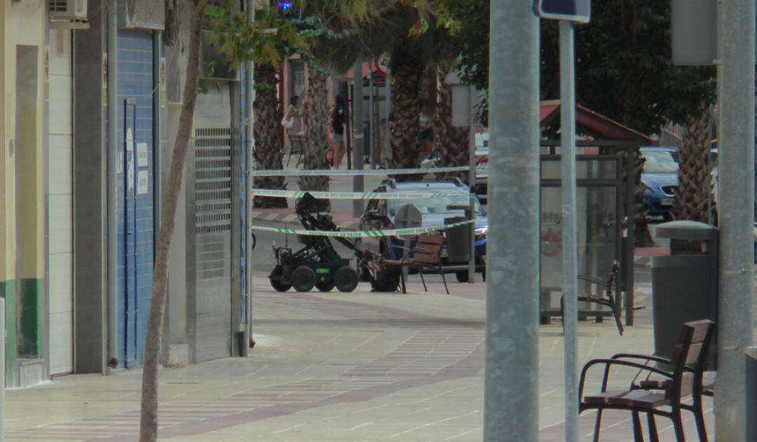 El robot de la Guardia Civil realiza la prueba de detonación ante la mochila situada debajo del banco en Sax 