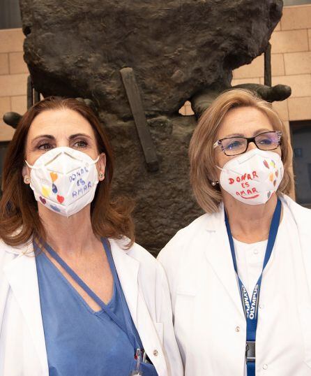 Áurea Jurado, a la izquierda, durante el acto homeje al donante de órganos en el Hospital Reina Sofía