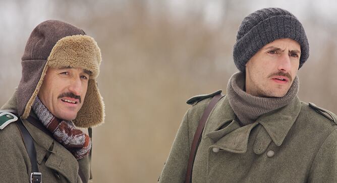 Carmelo Gómez y Juan Diego Botto, en un fotograma de &#039;Silencio en la nieve&#039;