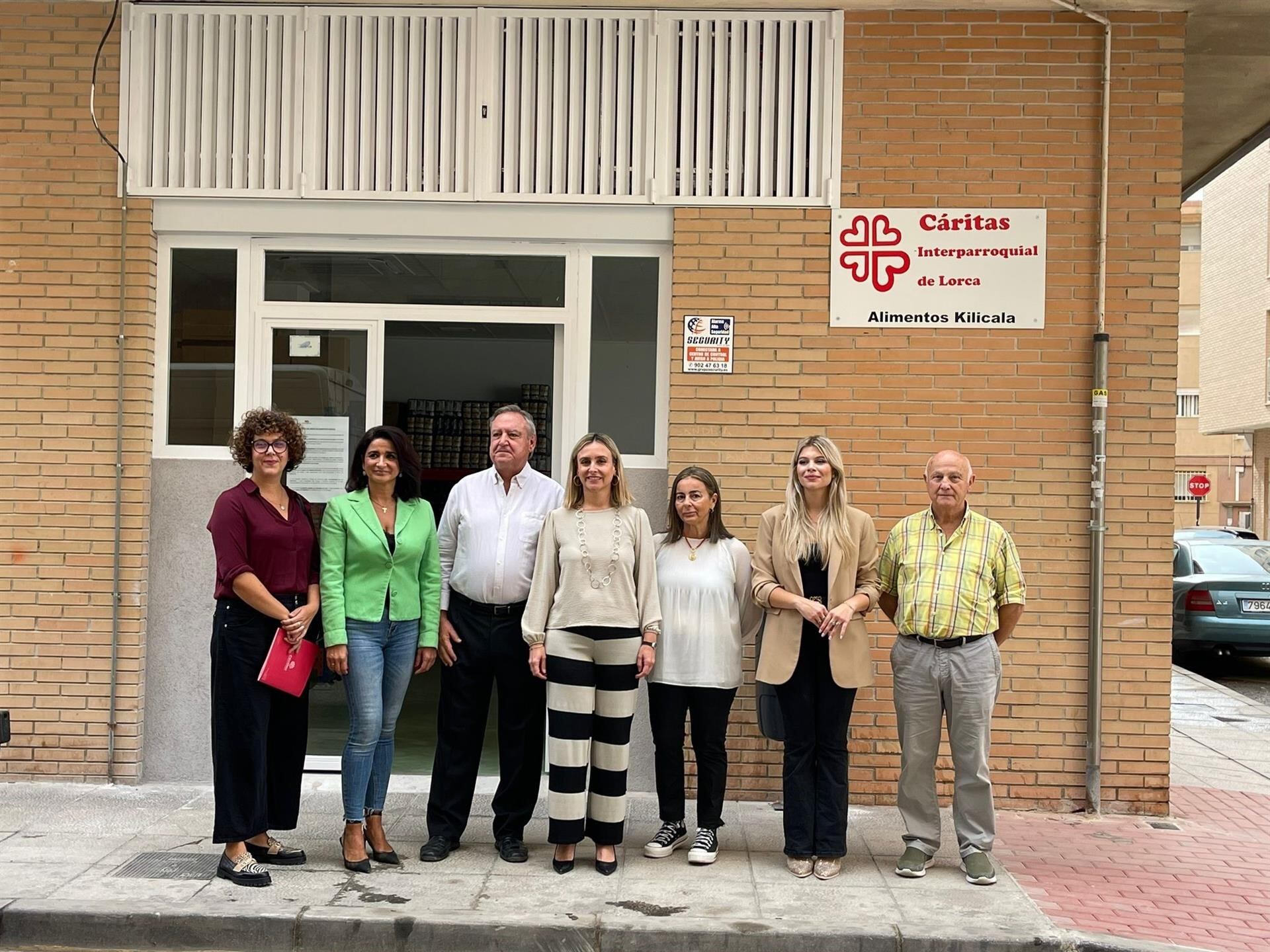 a consejera de Política Social, Familias e Igualdad, Conchita Ruiz, durante su visita a las instalaciones de Cáritas Parroquial de Lorca