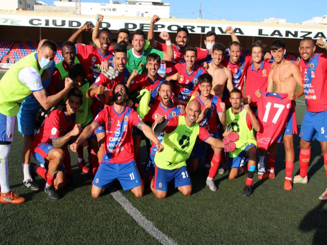 Los jugadores de la UD Lanzarote celebrando el triunfo.