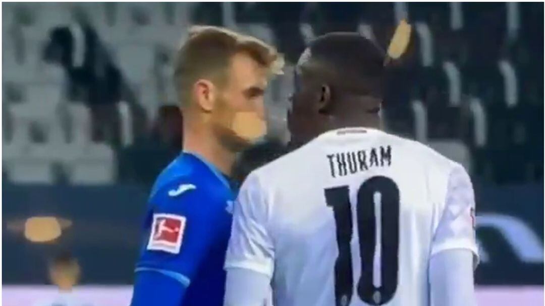 Thuram escupiendo a un rival