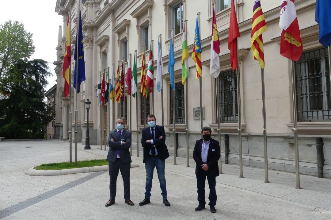 Representantes de la red SSPA en las puertas del Senado