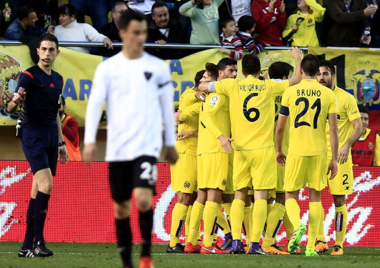 Los jugadores del Villarreal celebran su primer gol ante el Málaga, obra del delantero Roberto Soldado