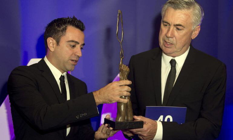 Xavi entrega el premio &#039;Inspiring Leader&#039; a Carlo Ancelotti