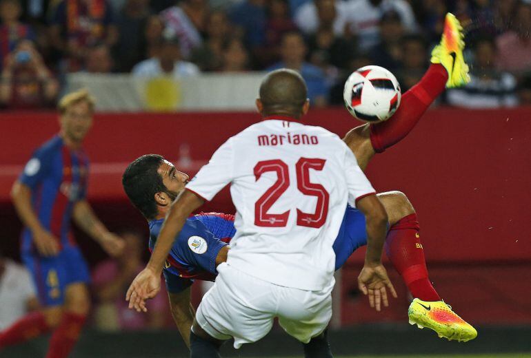 Mariano Ferreira lucha el balón con el turco Arda Turan