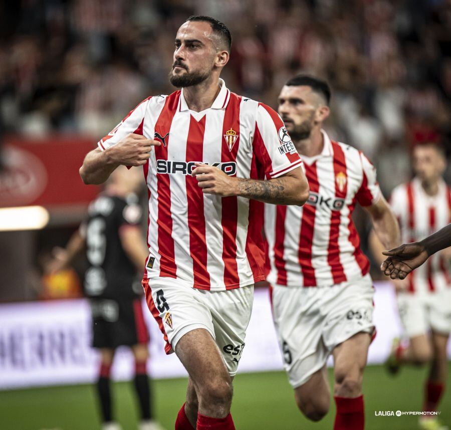 Lucas Perrin celebra su gol a la Cultural Leonesa.
