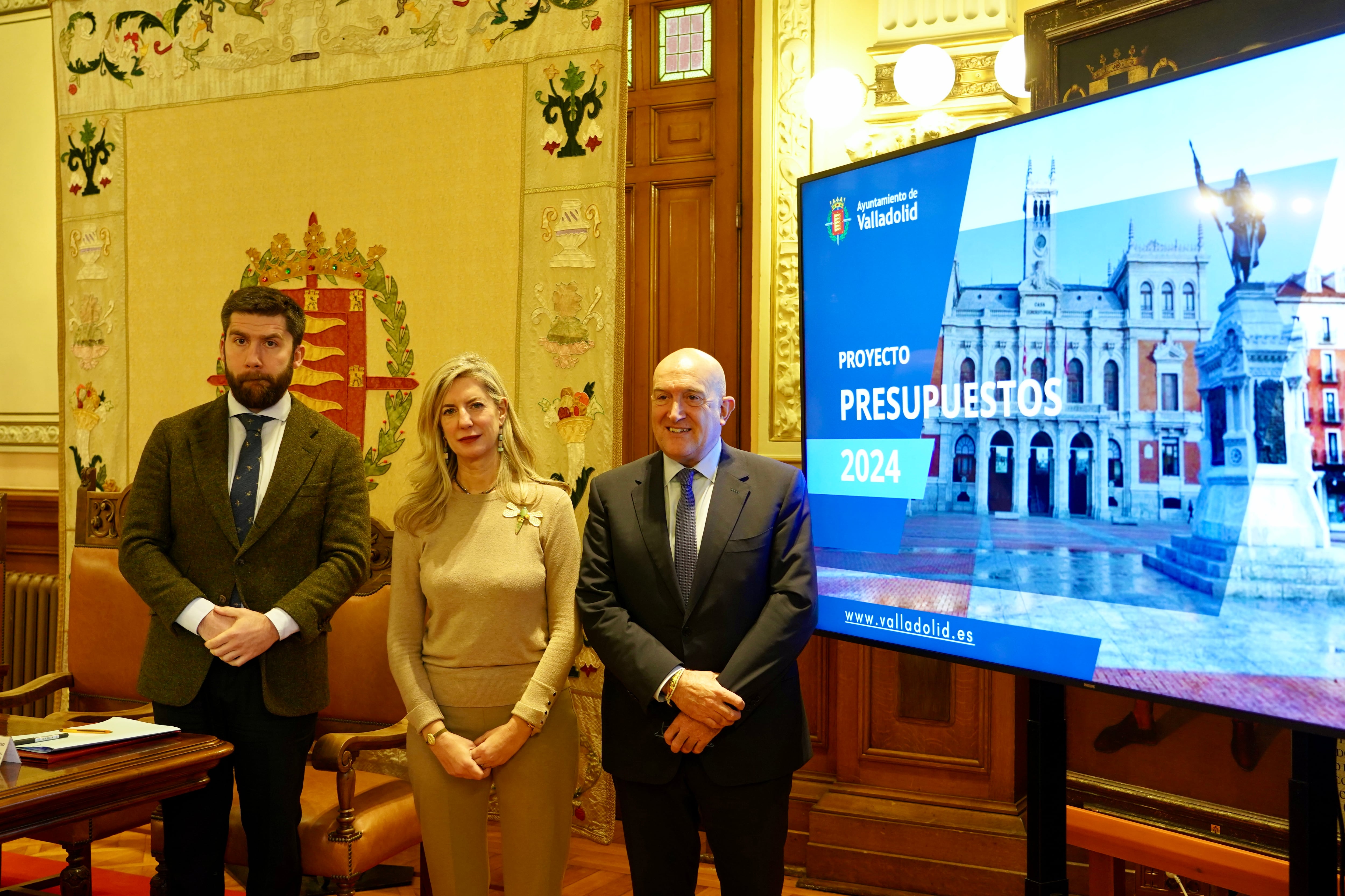 El alcalde de Valladolid, Jesús Julio Carnero, ofrece una rueda de prensa para presentar las cifras del Presupuesto 2024.