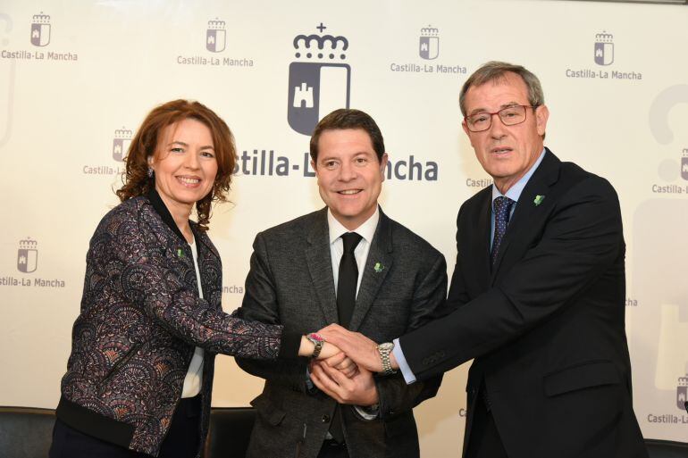 Renovado el acuerdo entre ASPRONA y la Junta. En la imagen la consejera Aurelia Sánchez, el presidente Page y el presidente de ASPRONA, Lucio Gómez