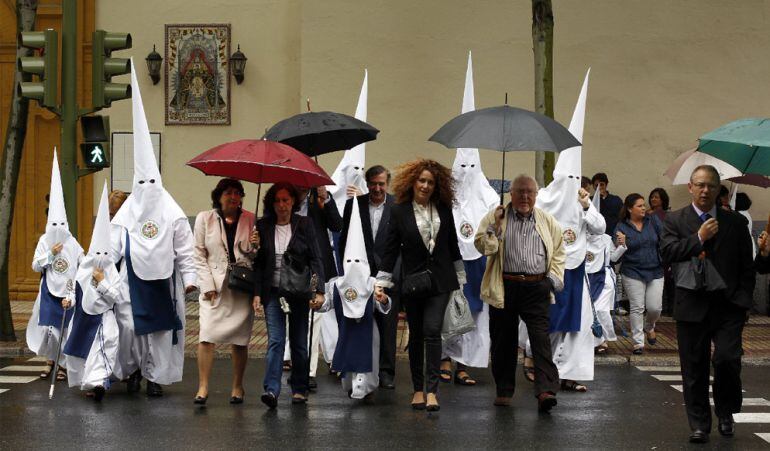 Imagen de archivo con nazarenos de Los Negritos llegando a su capilla en una tarde lluviosa de Jueves Santo