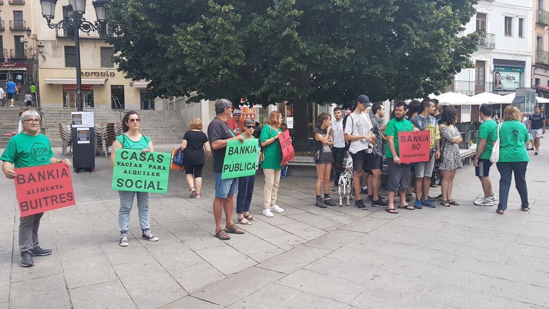 Afectados por la Hipoteca se han concentrado esta mañana a las puertas de Bankia