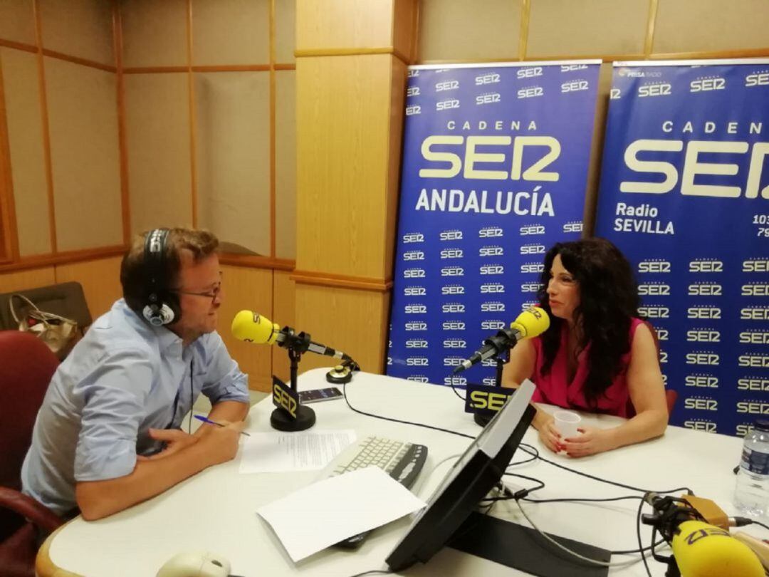 Imagen de Archivo de Rocío Ruiz (Consejera de Igualdad) y Fernando Pérez Monguió en los estudios de Radio Sevilla